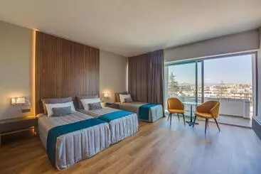 선 홀 호텔 - 라르나카