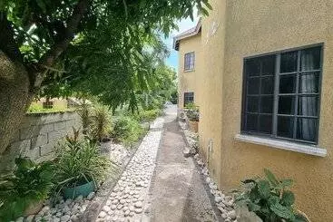 Little Savoy Guest House - Runaway Bay