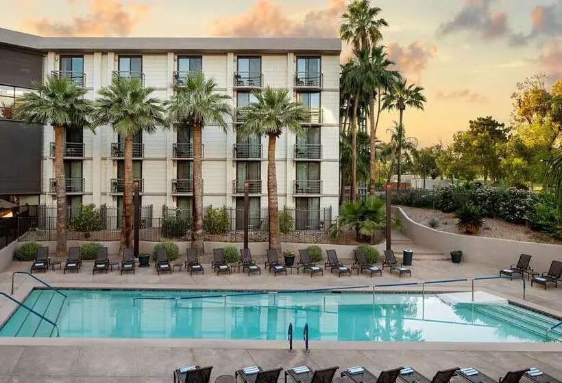 Embassy Suites Phoenix – Biltmore