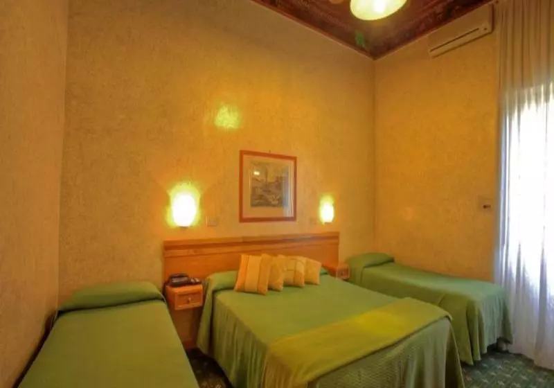 Fotos del hotel Embassy:  11