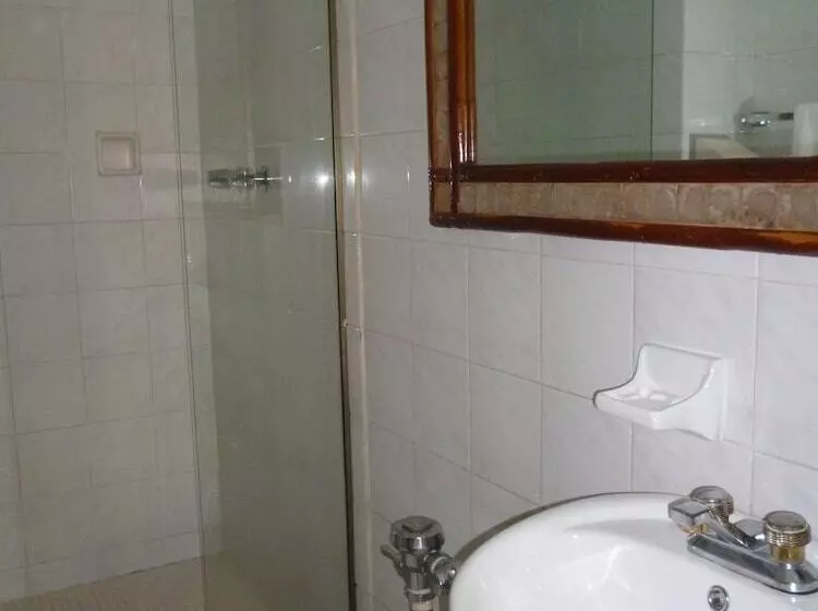 Fotos del hotel Tower House Suites:  13