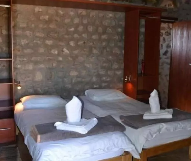 West Nest Lodge
