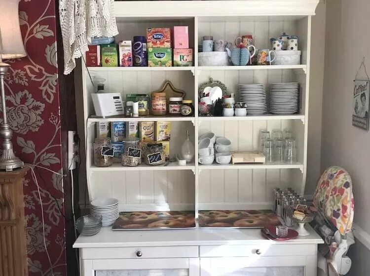 Fotos del hotel Hollies Guest House:  2