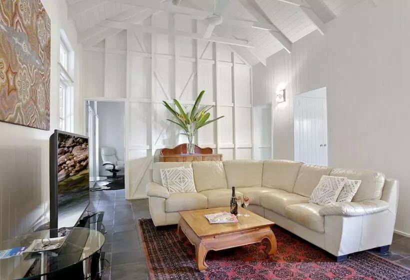 Port Douglas Cottage & Lodge