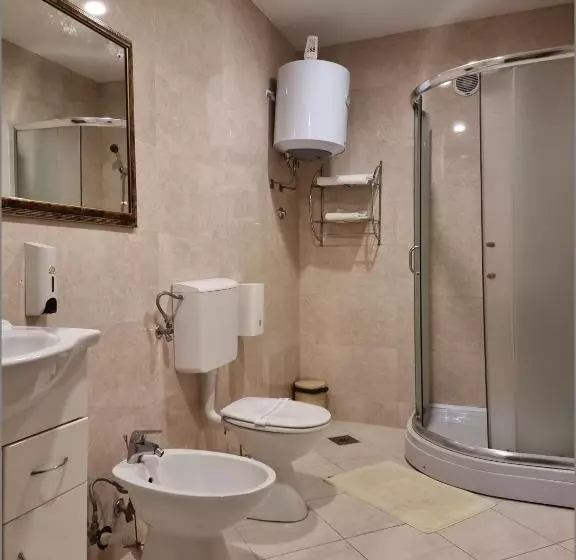 Fotos del hotel Kulla E Balshajve:  3