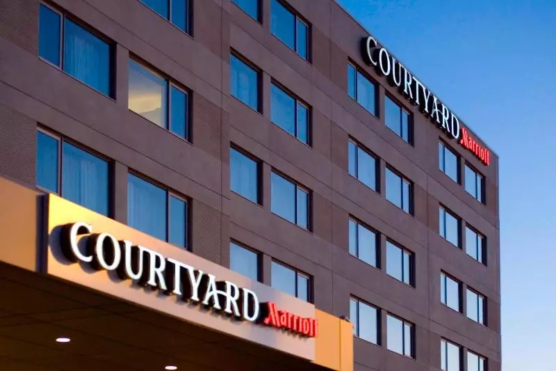 Courtyard By Marriott Montreal Airport