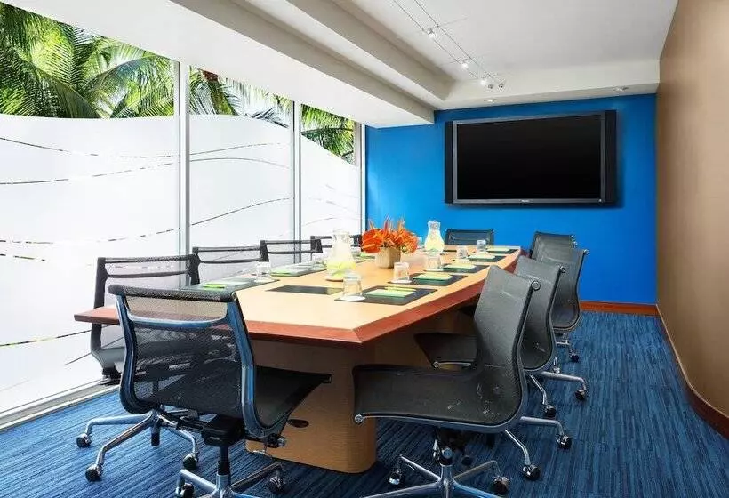 Fotos del hotel Courtyard By Marriott Waikiki Beach:  15