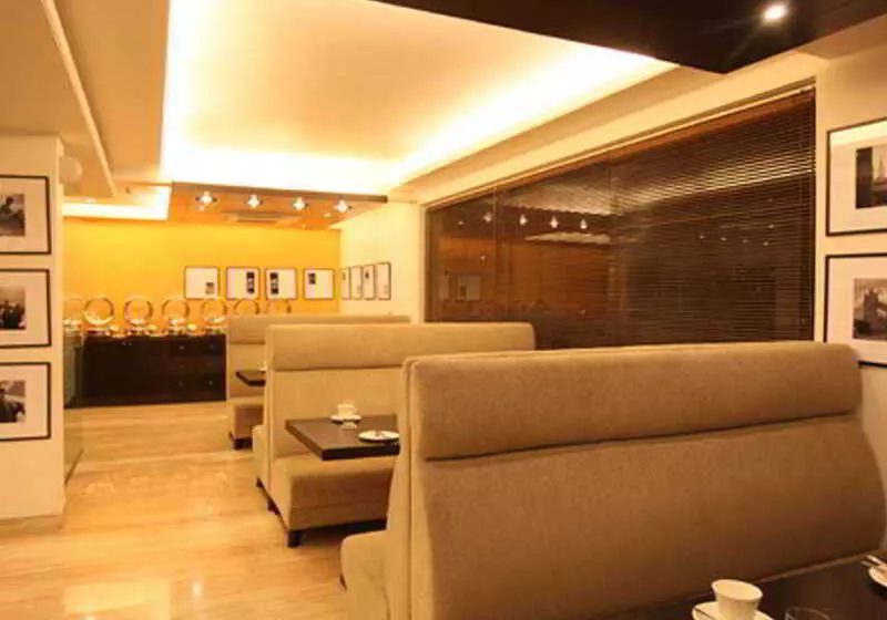 Fotos del hotel Emblem  New Friends Colony, New Delhi:  9