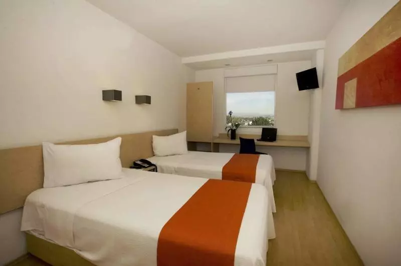 Fotos del hotel One Queretaro Plaza Galerias:  2