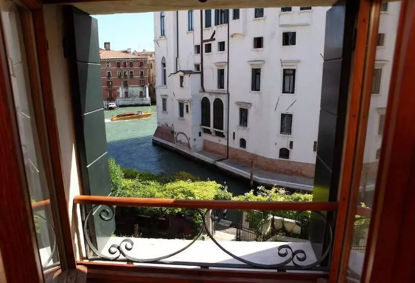 Fotos del hotel Pensione Accademia - Villa Maravege:  20