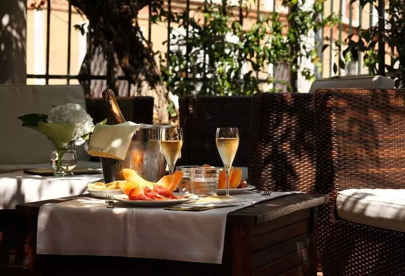 Fotos del hotel Pensione Accademia - Villa Maravege:  15