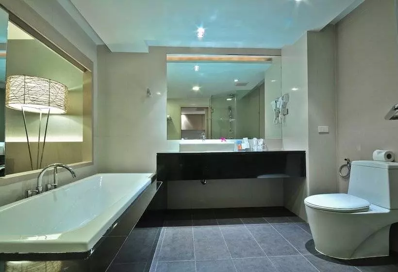 Fotos del hotel The Ashlee Heights Patong  & Suites:  7