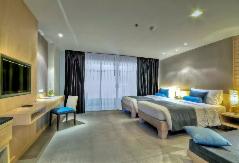 Fotos del hotel The Ashlee Heights Patong  & Suites:  19