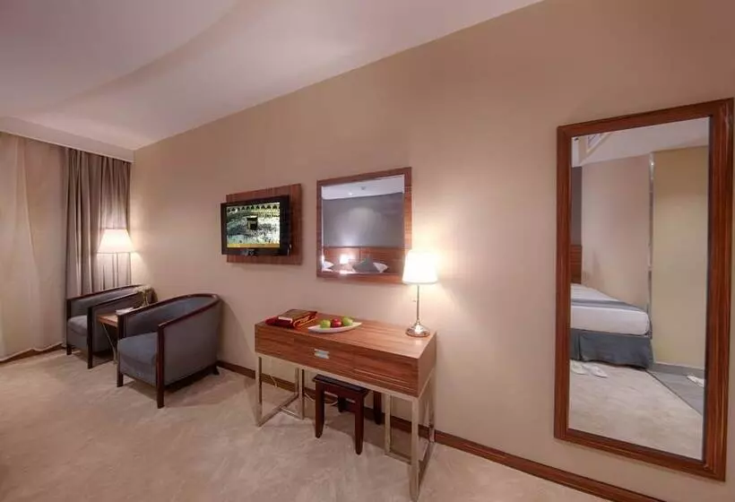 Fotos del hotel Al Safwah Royale Orchid Hotel:  8