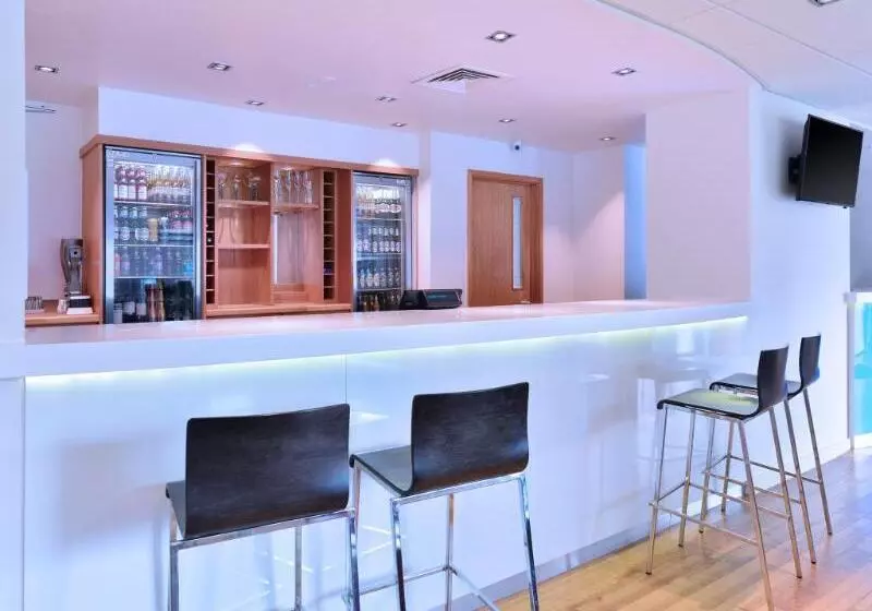 Fotos del hotel Travelodge Swindon Central:  6