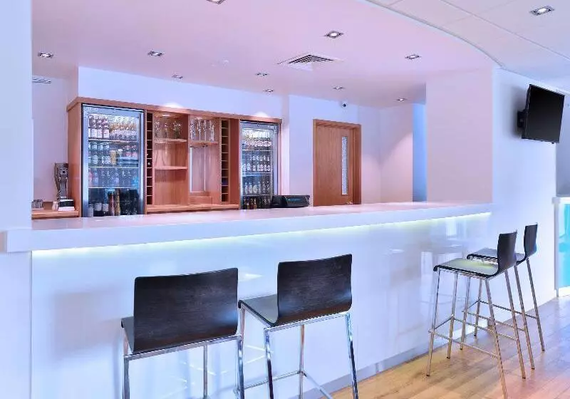 Fotos del hotel Travelodge Swindon Central:  3