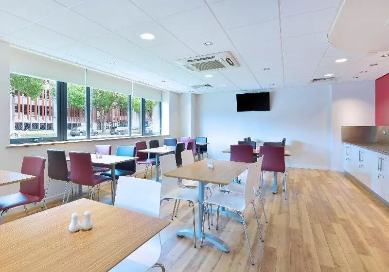 Fotos del hotel Travelodge Swindon Central:  5
