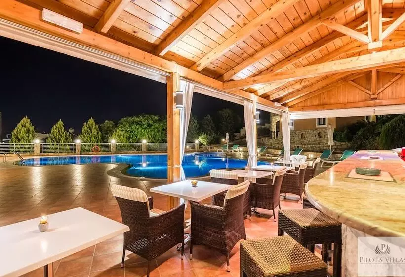 Fotos del hotel Pilot's Villas Luxury Suites:  3