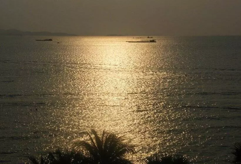 Fotos del hotel The Beach Front Resort Pattaya:  11