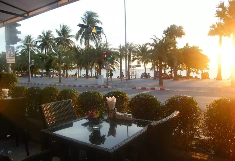 Fotos del hotel The Beach Front Resort Pattaya:  5
