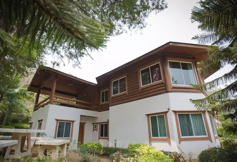 Fotos del hotel The Log Home Experience Khao Yai:  9