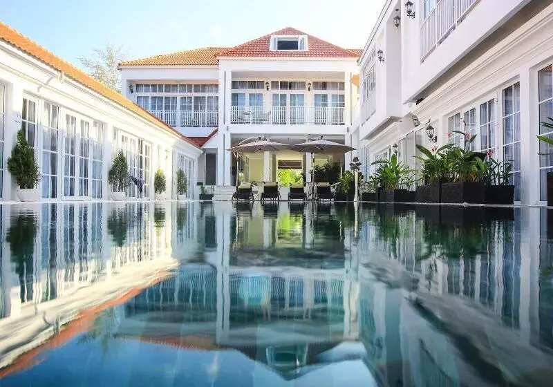 White Boutique  And Residences