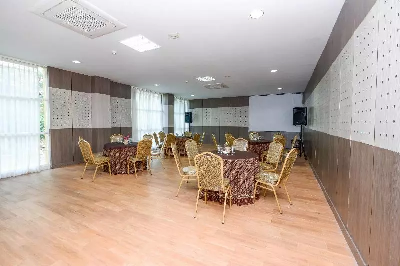 Fotos del hotel Capital O 1571 Utc  Semarang:  6