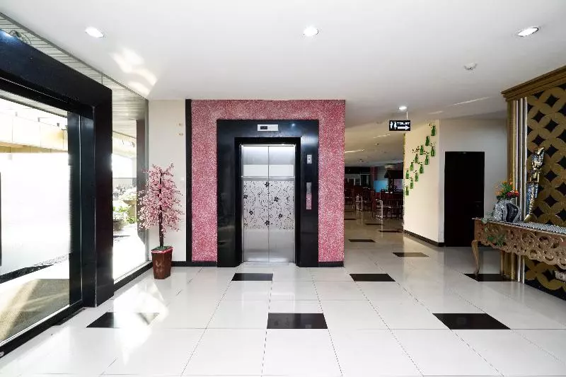 Fotos del hotel Capital O 1571 Utc  Semarang:  11