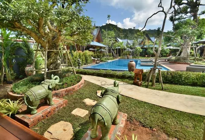 Fotos del hotel The Nine Thipthara Klongson Resort:  9