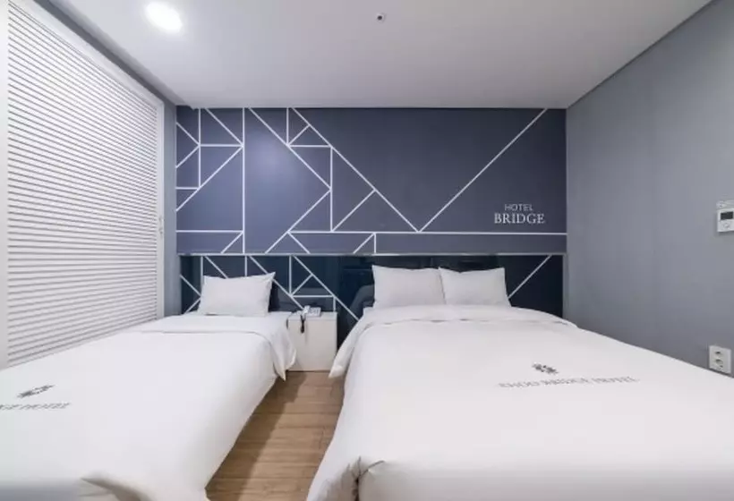 Fotos del hotel Bridge:  2