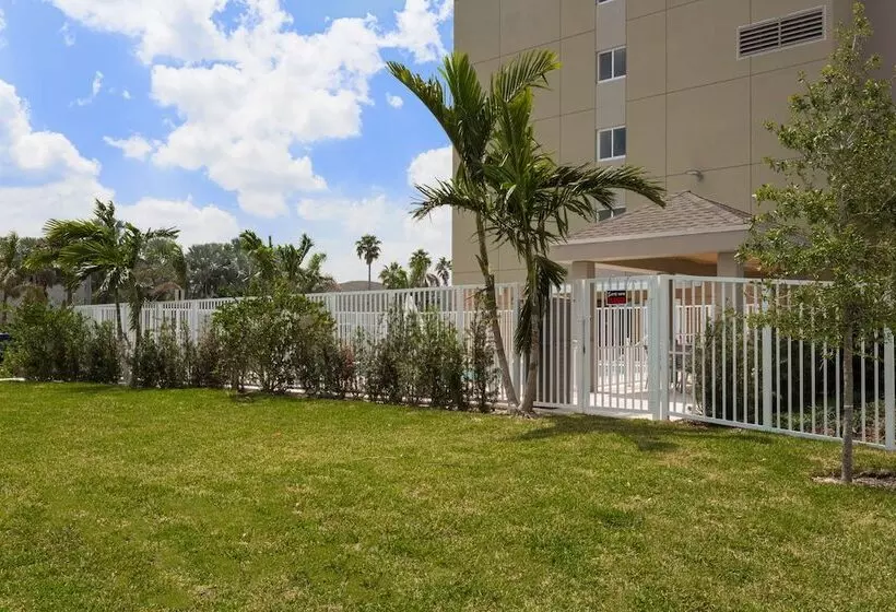 Fotos del hotel Candlewood Suites Miami Intl Airport  36th St, An Ihg:  20