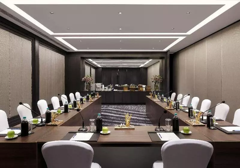 Fotos del hotel Novotel Chennai Chamiers Road:  6
