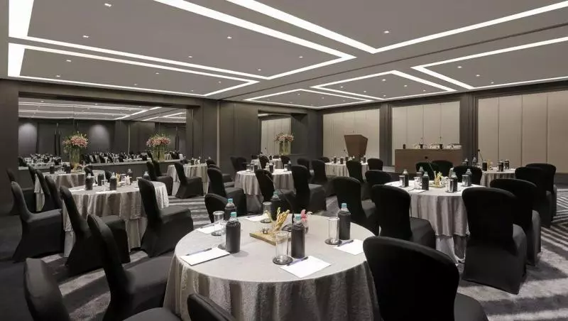 Fotos del hotel Novotel Chennai Chamiers Road:  16