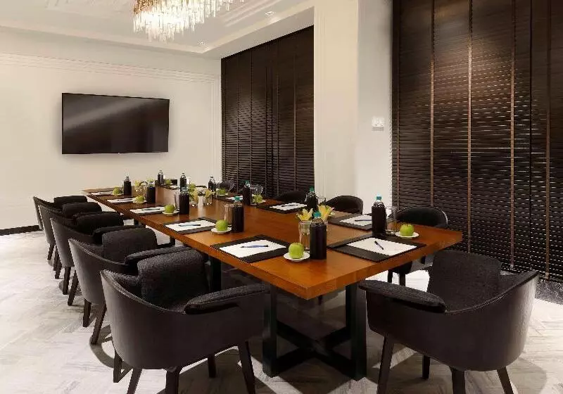 Fotos del hotel Novotel Chennai Chamiers Road:  12