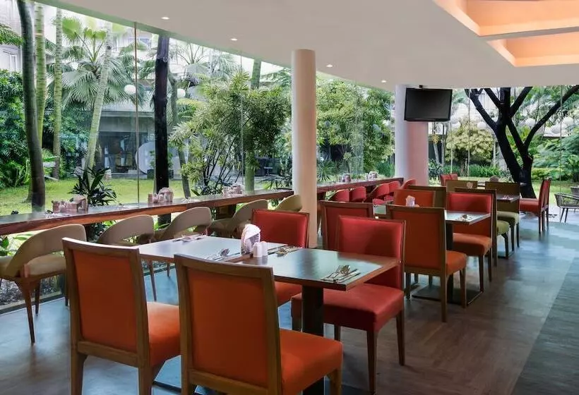 Fotos del hotel Delonix Hotel Karawang:  9