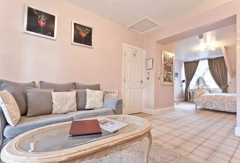 Fotos del hotel Bowness Bay Suites:  13