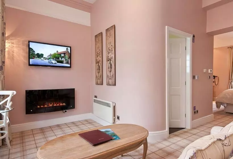 Fotos del hotel Bowness Bay Suites:  8