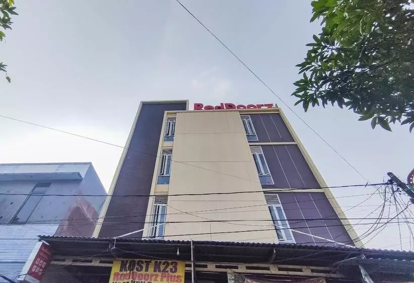 Reddoorz Plus Near Upn Veteran 2