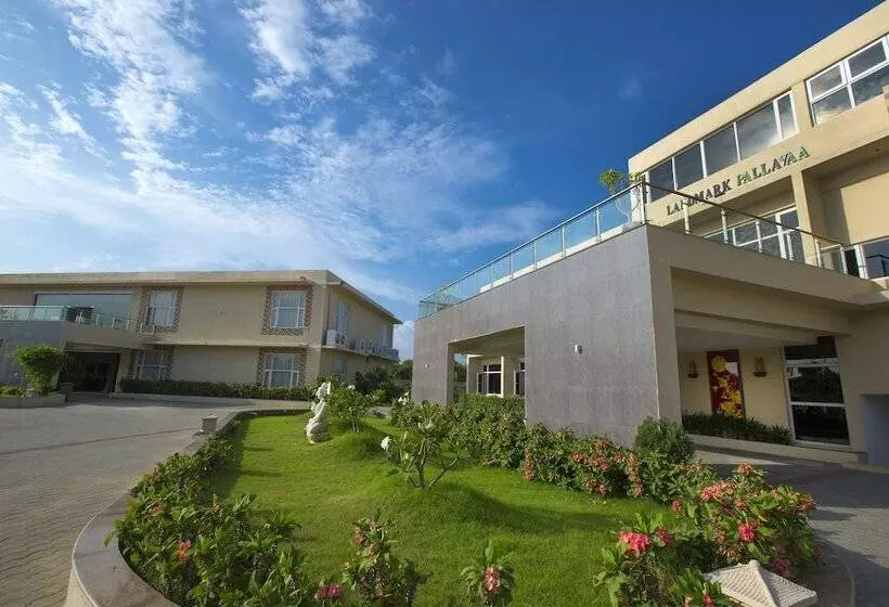 Fotos del hotel Landmark Pallavaa Beach Resorts:  8