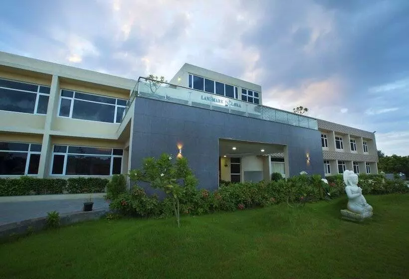 Fotos del hotel Landmark Pallavaa Beach Resorts:  4