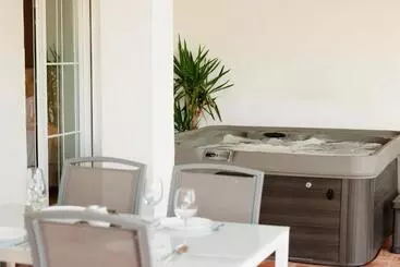 Sea View Apartment With Private Garden And Jacuzzi In Balcones Del Lago, Istan - Istan