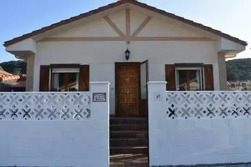 Nuevo   Cómodo Y Coqueto Chalet Con Jardín En Argoños - Argonyos