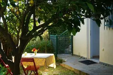 Cosy Guest House With Private Yard - Saronida
