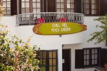 Ericeira Chill Hill Hostel & Private Rooms   Peach Garden - Mafra