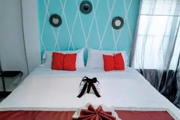 The Red Hut Inn - Belize City