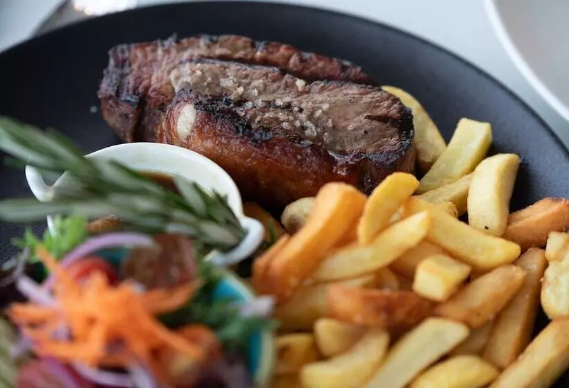 Holiday Inn Cairns Harbourside, An Ihg