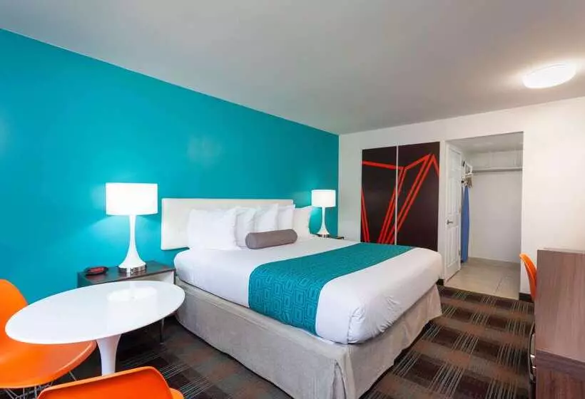 Howard Johnson By Wyndham San Diego  Circle