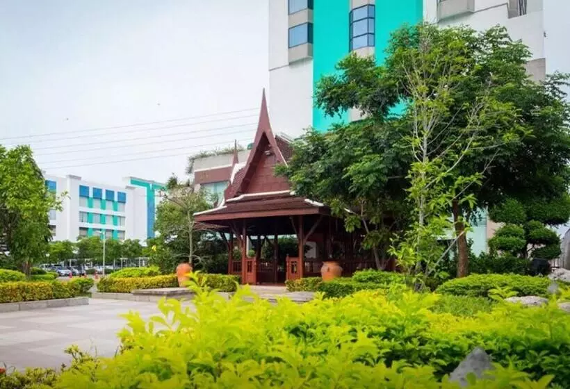 Ramada By Wyndham Bangkok Chaophya Park