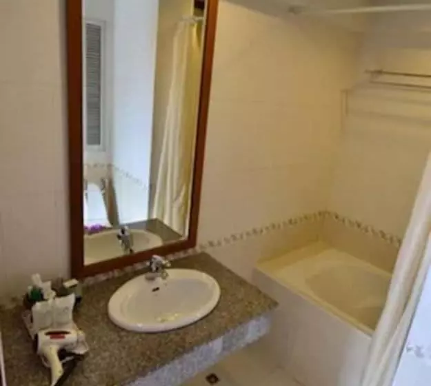 Fotos del hotel First Bungalow Beach Resort:  3