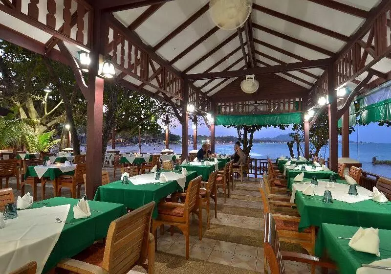 Fotos del hotel First Bungalow Beach Resort:  10